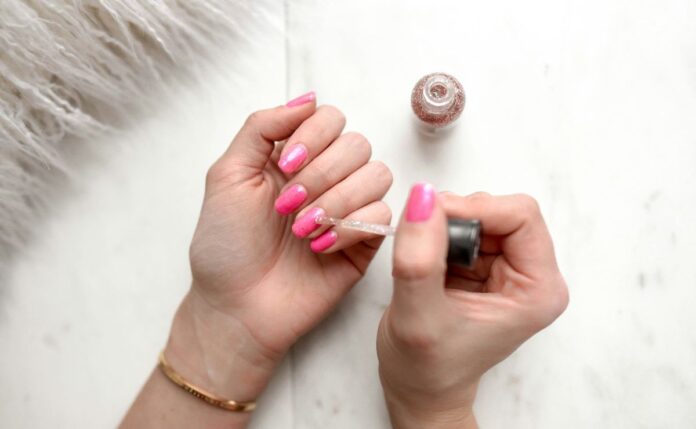 aplicacion-de-esmalte-para-unas.jpg