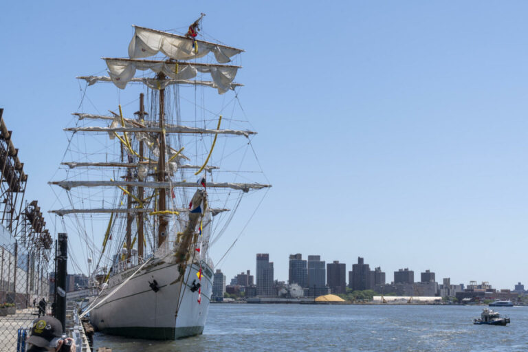Buque Cuauhtémoc reanuda sus operaciones tras chocar con el puente de Brooklyn