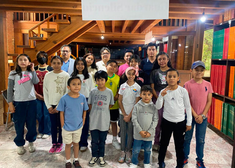 Niñas, niños y adolescentes aprenden a hacer radio con periódicos de la Hemeroteca Pública