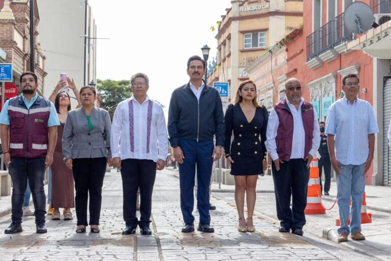 Ray Chagoya encabeza izamiento de la Bandera Nacional en el Mercado 20 de Noviembre