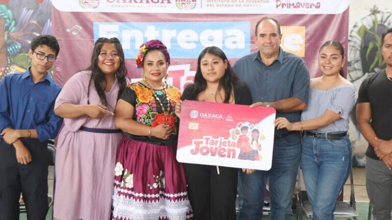 Entrega Gobierno de Oaxaca 374 Tarjetas Joven en Villa de Etla que abre oportunidades de desarrollo educativo, social y deportivo