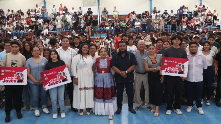 Entrega Gobierno del Estado 750 Tarjetas Joven en Juchitán de Zaragoza