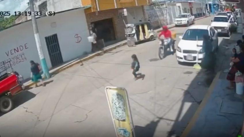Imágenes Fuertes: Niña casi pierde la vida al ser atropellada por descuido de su madre en Chiapas