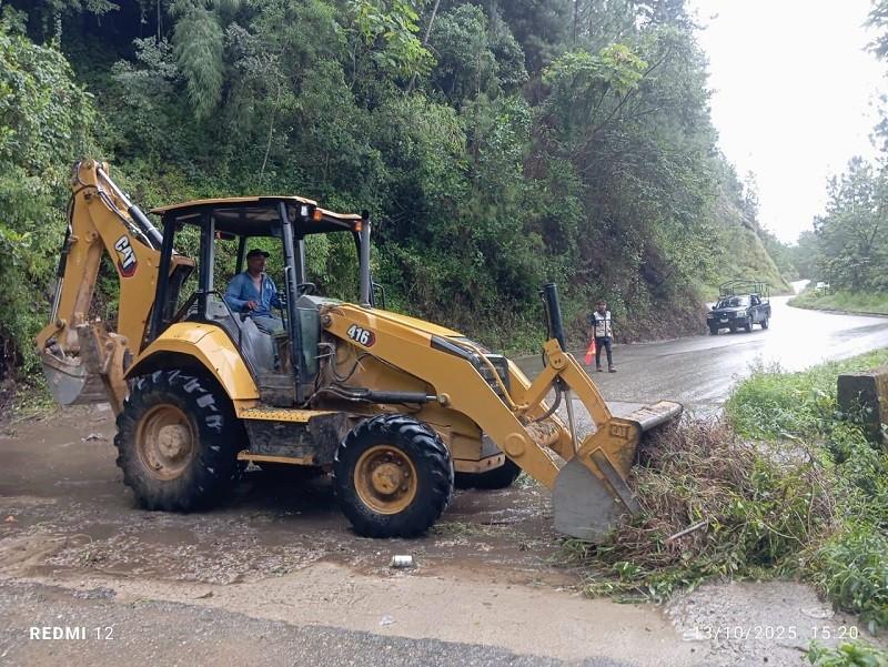 Continúa Cabien con retiro de derrumbes y desazolve en la carretera San Lucas Cerro del Vidrio – Río Grande