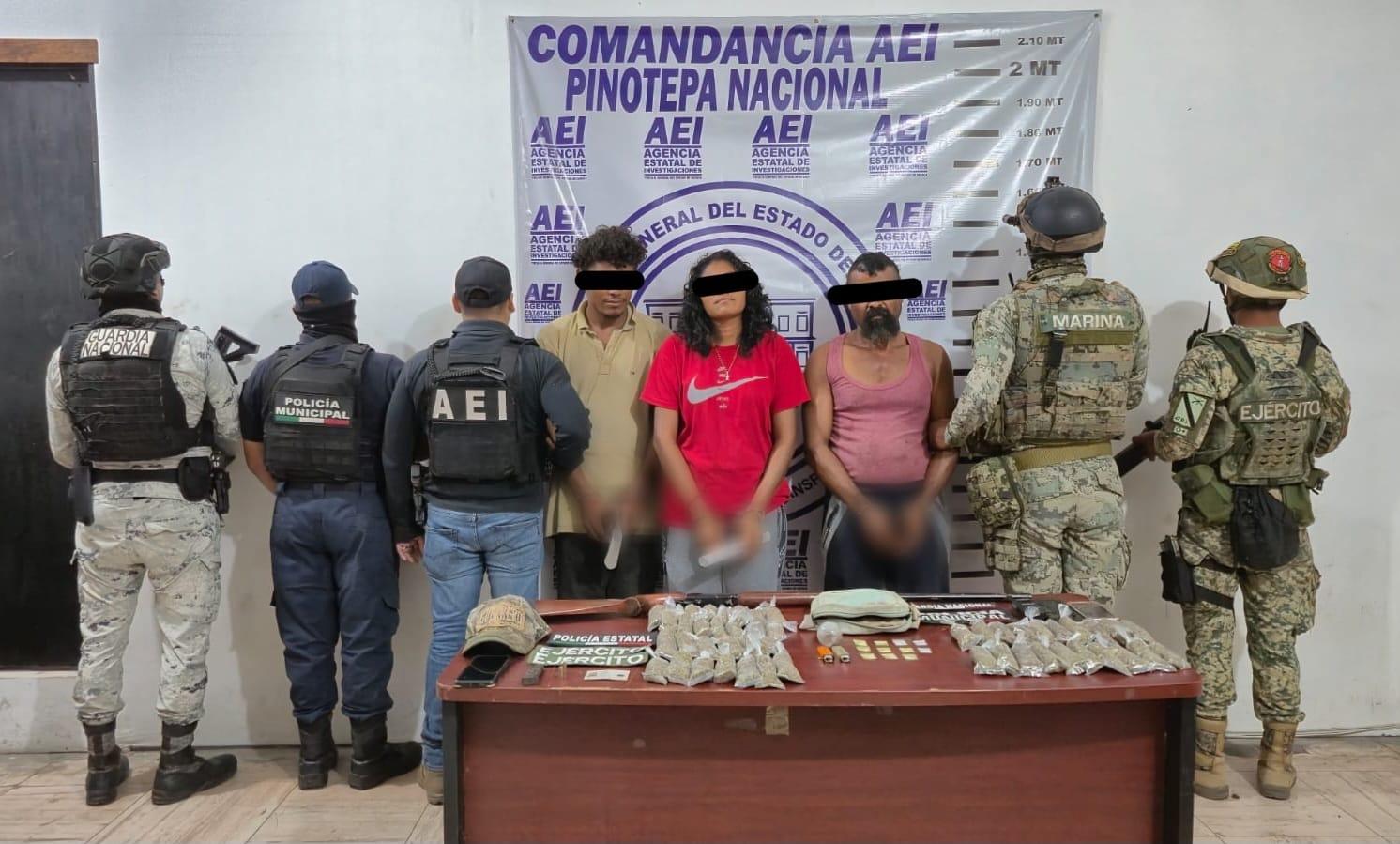 Detienen a tres personas, aseguran drogas y armas de fuego en Pinotepa Nacional