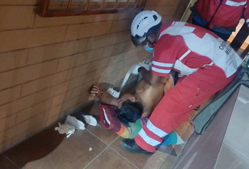 Mujer apuñala a su Novio cerca de la Universidad del Golfo en Santa Rosa