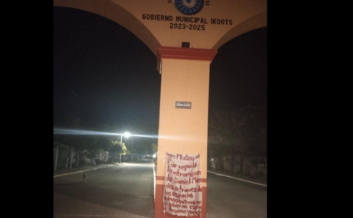 Protestan en San Mateo del Mar con mantas contra presunta injerencia política de Daniel Mendez Sosa