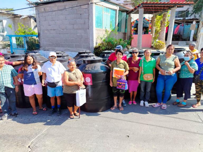 FUNDACION NINO comprometidos con el bienestar de las familias, hizo entrega de tinacos en colonias de Salina Cruz
