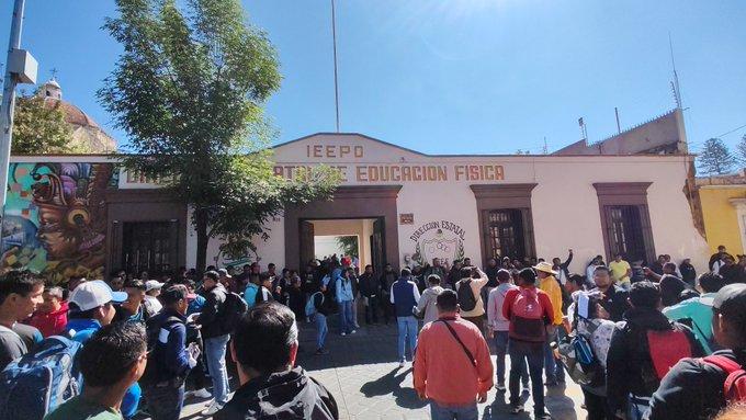 Inician docentes de secundarias bloqueos en la ciudad de Oaxaca