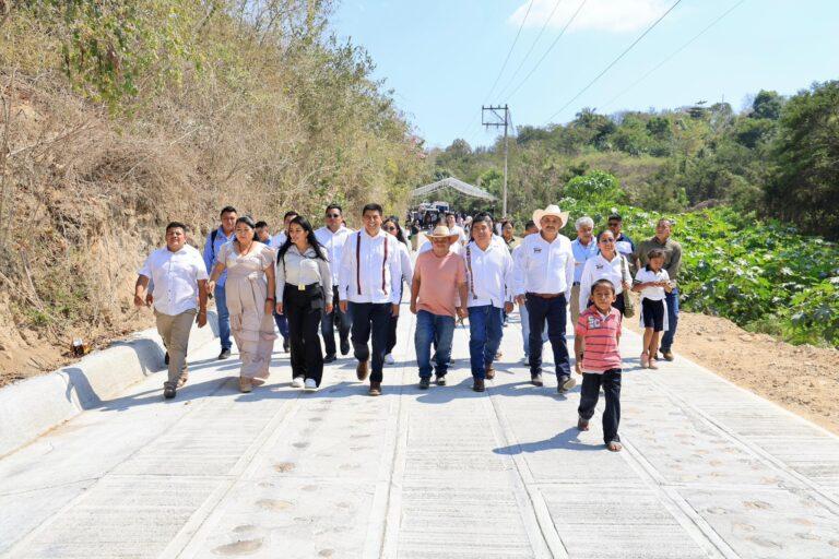 Inaugura Salomón Jara pavimentación del primer tramo de la carretera que comunica a Xonene Pochutla