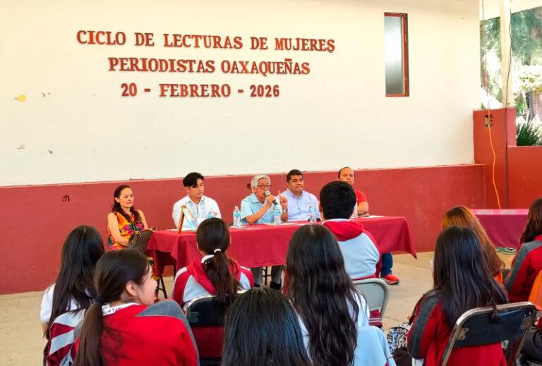 Presentan en CBTIS 26 libro sobre mujeres periodistas oaxaqueñas; buscan nuevos lectores