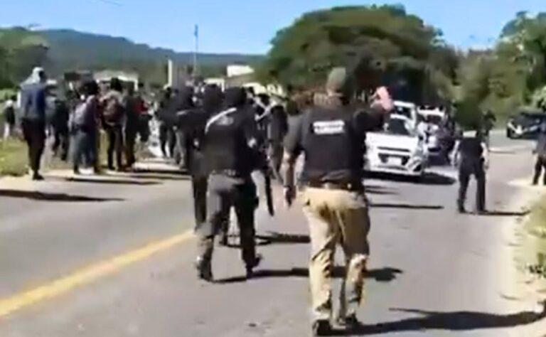 Bloqueo carretero en Chiapas deriva en enfrentamiento; hay 3 policías heridos