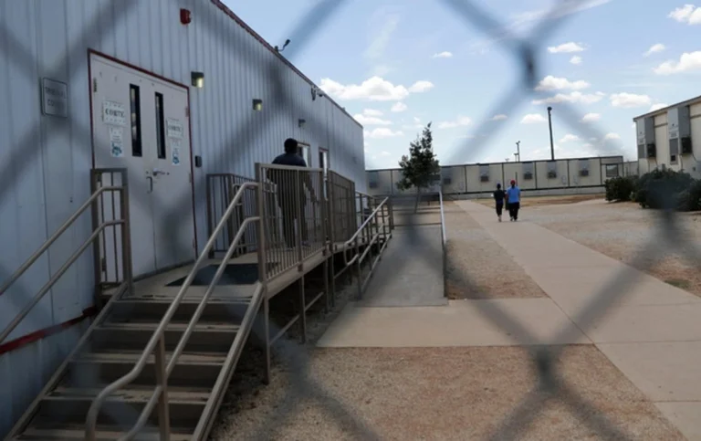 Niños en centro de detención de ICE sufren problemas respiratorios, convulsiones y fracturas