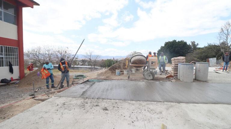 Obras que sí se ven en Oaxaca de Juárez: mejoran escuelas en agencias municipales