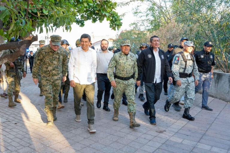 Recorre Salomón Jara calles de Juchitán de Zaragoza en donde sostiene un encuentro con la ciudadanía, reitera la protección del Estado
