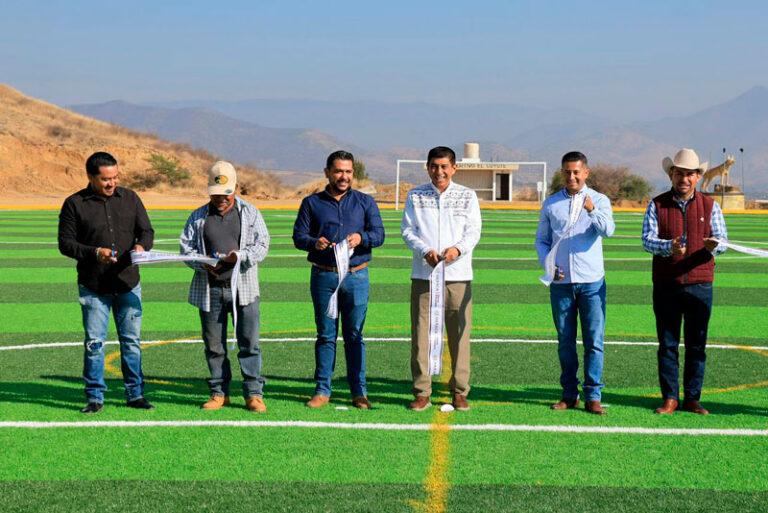 Salomón Jara cumple y entrega primera etapa del Multideportivo de Ayoquezco de Aldama