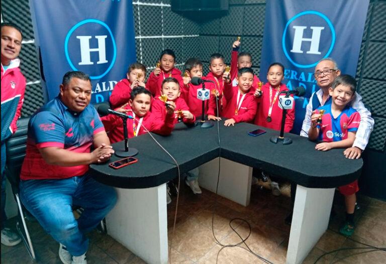 LOS CAMPEONES ESTATALES DE FUTBOL DE LA FMF  TIBURONES VISITARON LOS ESTUDIOS DE LA BRAVA- HERALDO ISTMO.  