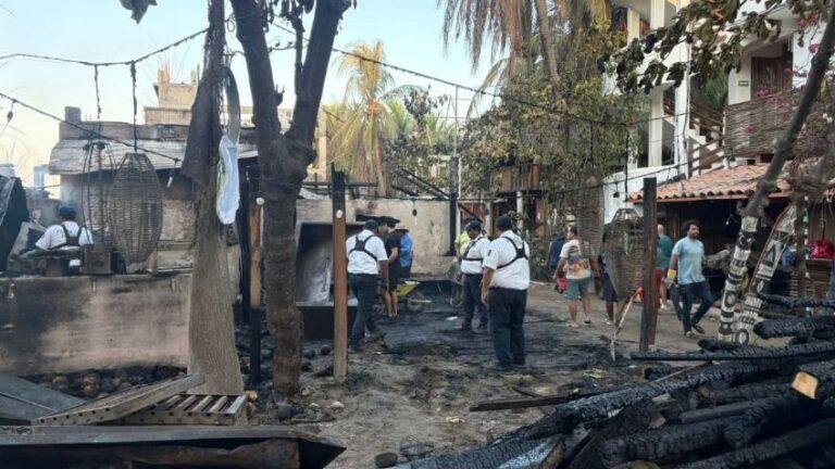 Gobierno de Oaxaca respalda a personas afectadas por incendio en punta Zicatela
