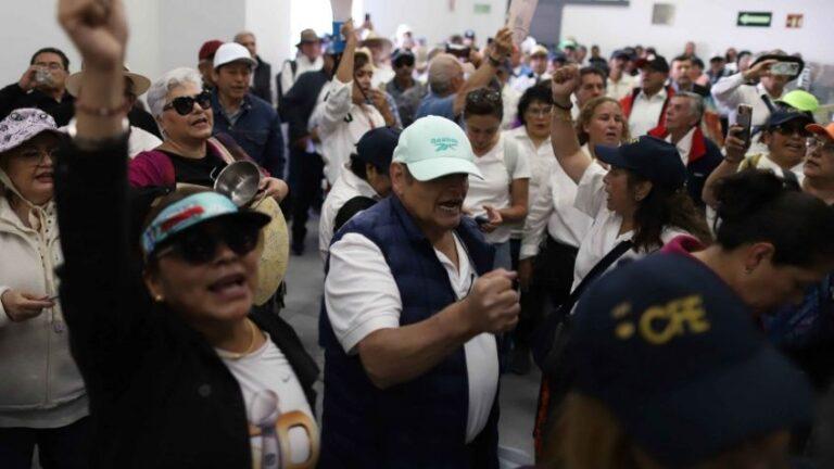 Diputados aprueban tope a ‘Pensiones Doradas’: Jubilados de CFE, PEMEX y Banobras intentan irrumpir en la Cámara