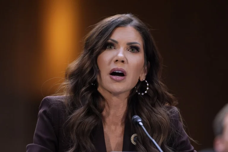 Trump destituye a Kristi Noem, quien estuvo al frente de los operativos antimigrantes de ICE