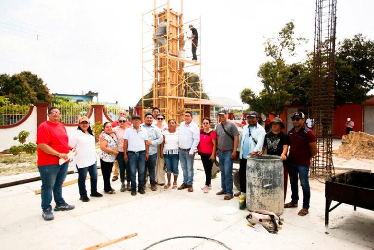 Oswaldo Chiñas construye techado estructural en Primaria Benito Juárez y Francisco I Madero