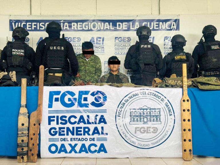 Fiscalía obtiene prisión preventiva contra dos hombres vinculados a célula delictiva que opera entre Oaxaca y Veracruz; detenidos con armas, droga y uniformes apócrifos