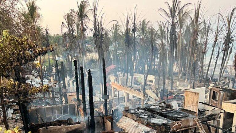 Decenas de establecimientos en llamas, cientos de familias en vilo; comunidad se vuelca con Punta Zicatela 