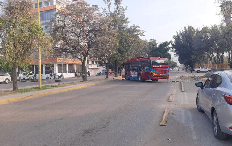 Bloqueo en Avenida Universidad exhibe polémicas demandas de personal de apoyo educativo