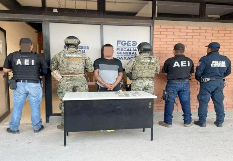 Marina en coordinación interinstitucional detiene a dos presuntos infractores de la ley durante la ejecución de órdenes de cateo, en Juchitán