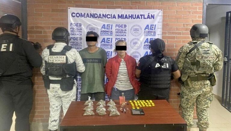 FGEO ejecuta tres cateos en Miahuatlán; aseguran drogas, armas y detienen a tres personas