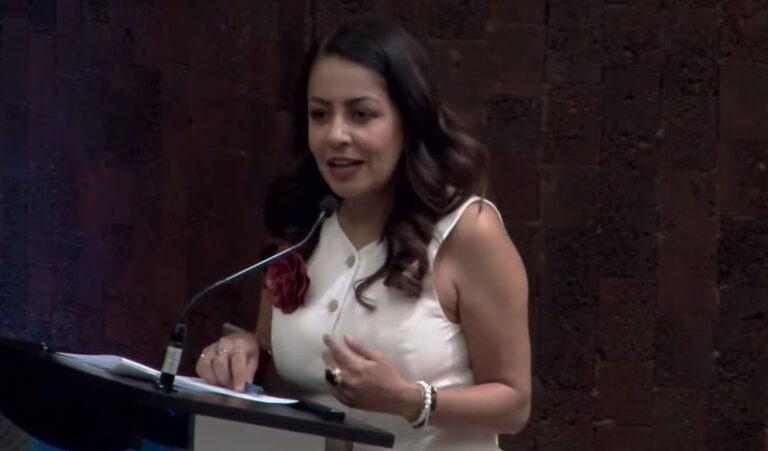 Mariana Benítez encabeza el foro “Infancias digitales. ¿Prohibir o regular?”