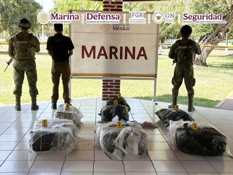 Marina asegura en Michoacán embarcación con 265 kilos de presunta cocaína