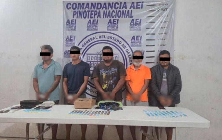 Fiscalía de Oaxaca realiza cateos en puntos de narcomenudeo en la Costa, aseguran droga y detienen a cinco personas