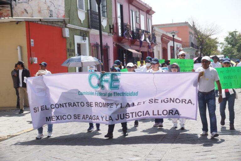 Trabajadores y jubilados de CFE marchan en Oaxaca contra reformas laborales