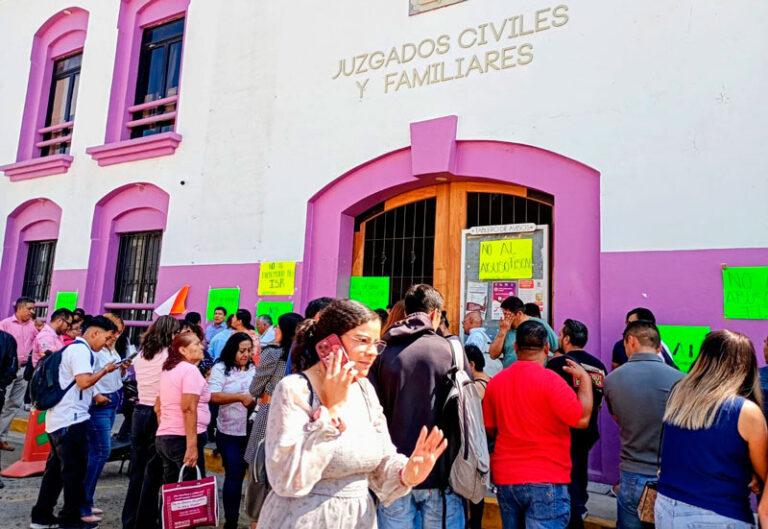 Trabajadores del TSJO bloquean juzgados en el Centro de Oaxaca por rechazo a retención del ISR