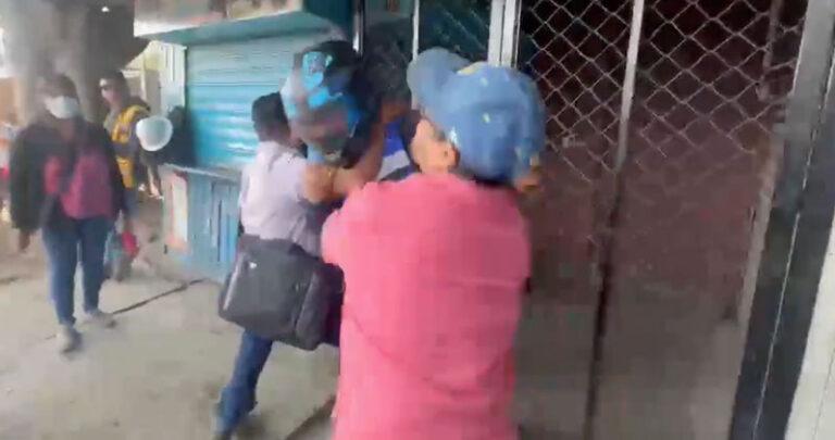 Padres de familia bloquean accesos a obra del Estadio Eduardo Vasconcelos; hay dos lesionados
