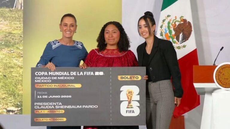Claudia Sheinbaum entrega boletos del Mundial a 4 talentosas jóvenes mexicanas
