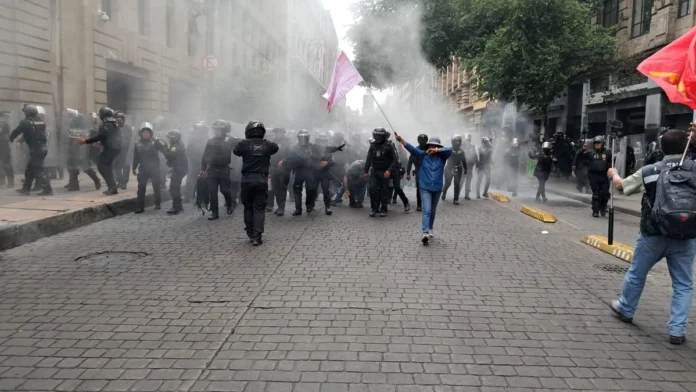 cnte-desiste-de-llegar-al-zocalo-y-reprocha-despliegue-policial-analiza-planton-en-alameda.webp