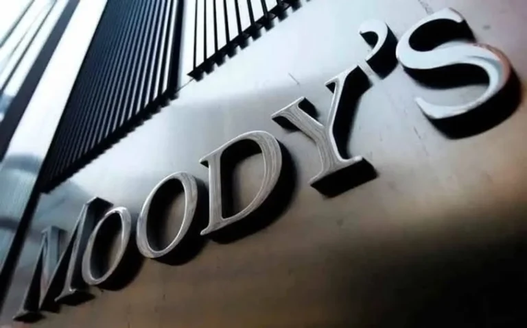 Bajó Moody’s calificación de la deuda y modifica la perspectiva de negativa a estable