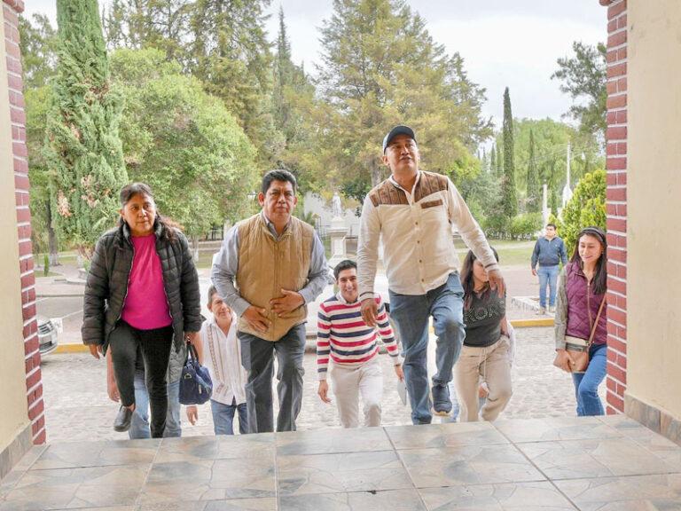 Nino Morales visitó comunidades de la Mixteca oaxaqueña