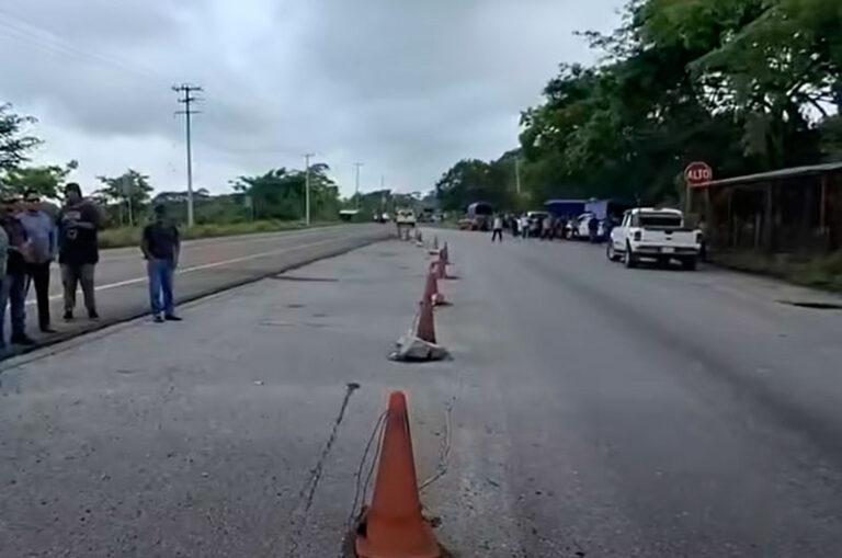 Instalan bloqueo indefinido en la Carretera Transístmica; exigen acreditación de cabildo en San Juan Mazatlán Mixe