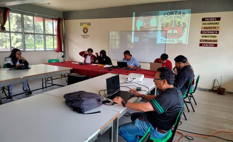 Estudiantes del CETis 124 realizan la primera transmisión piloto de una radio escolar bilingüe