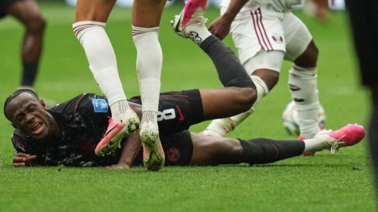 La terrible fractura de Koné en el partido de Canadá vs Qatar