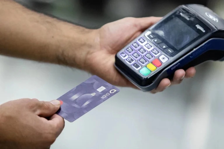 Sigue creciendo el crédito al consumo vía tarjetas y préstamos automotrices