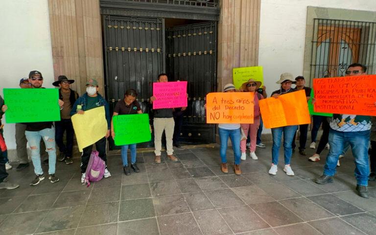 Trabajadores de la UTVCO exigen reconocimiento laboral y piden la renuncia del rector