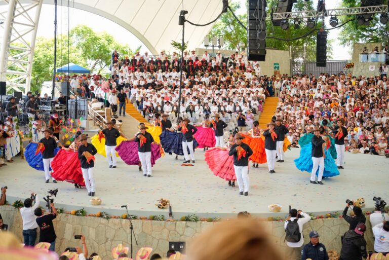 Ante un lleno total en el Auditorio Guelaguetza, comienza con éxito la Octava del Lunes del Cerro 2026