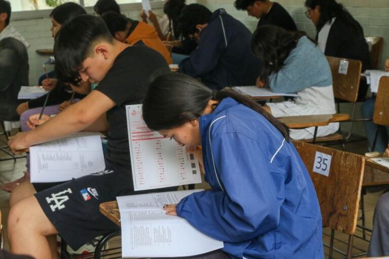 Sheinbaum respalda revisión de la UNAM por examen de admisión; llama a evitar trampas