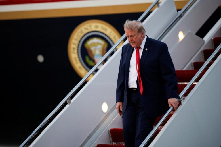 Golpe al T-MEC tras el Mundial: Trump fija arancel de 50% a autos, lácteos y alcohol canadienses