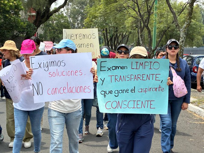 Aspirantes entregan pliego petitorio a la UNAM y piden repetir de forma presencial el examen de ingreso