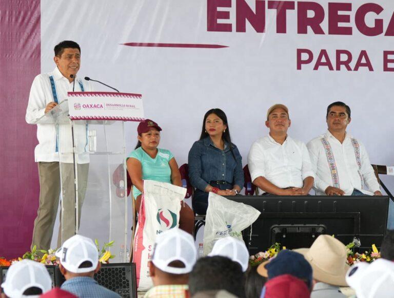 Acompaña Nino Morales a gobernador en entrega de apoyos a campesinos de Pinotepa Nacional